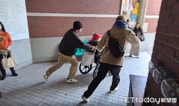 대만에서 68세 간병인이 102세 노인과 가족 몰래 혼인신고한 사실이 발각됐다. 노인의 자녀들은 간병인이 아버지의 막대한 재산을 노린다고 주장했다. 사진은 노인의 자녀들이 3일(현지시간) 타이중의 한 병원 앞에서 몸싸움 끝에 간병인과 아버지를 분리한 모습. 2026.2.5 ET투데이 캡처