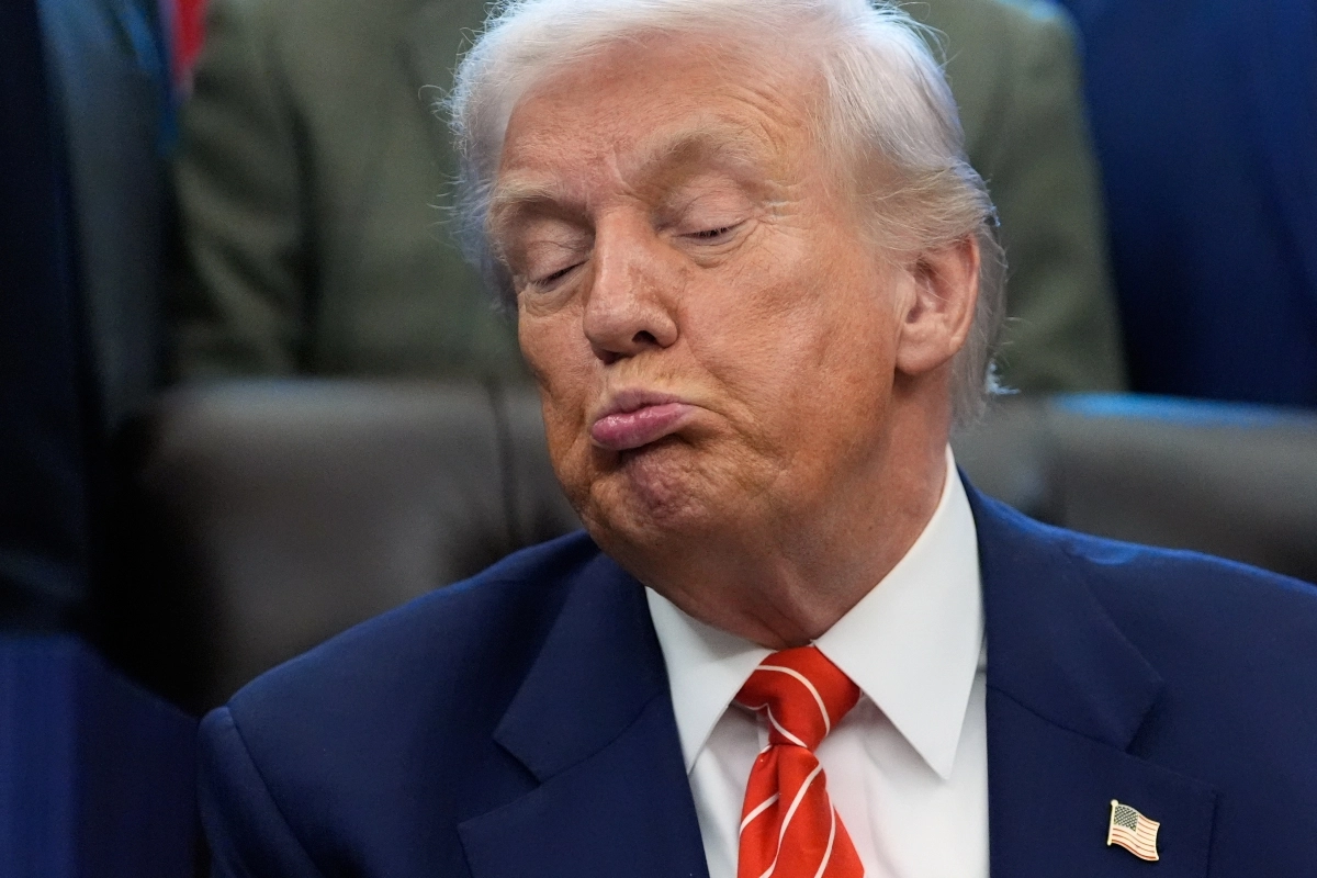 도널드 트럼프 미국 대통령이 3일(현지시간) 백악관 집무실에서 미 연방정부의 셧다운(일시적 업무정지)을 종료하는 예산안 서명을 앞두고 있다. 2026.2.3 워싱턴 AP 연합뉴스