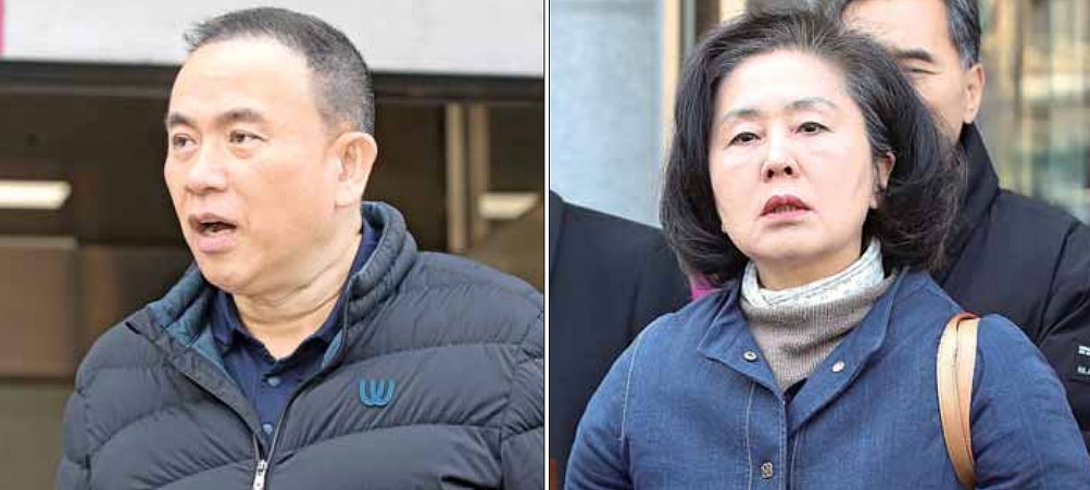 정치자금법 위반 혐의로 기소된 정치 브로커 명태균(왼쪽)씨, 김영선 전 국민의힘 의원이 5일 경남 창원지법에서 열린 1심 재판에서 무죄 선고를 받은 직후 법정을 빠져나오고 있다. 창원 뉴스1