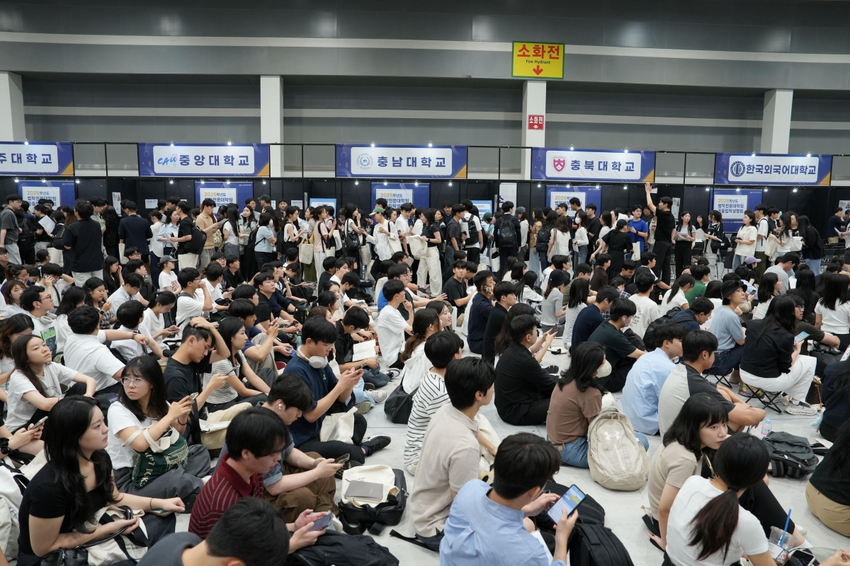 법조인을 희망하는 수험생들이 지난해 8월 서울 서초구 aT센터에서 열린 2026학년도 법학전문대학원 공동입학설명회에서 상담 순서를 기다리고 있다. 법학전문대학원협의회 제공