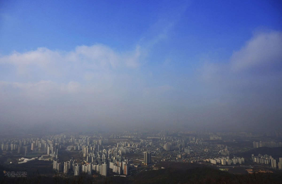 파란 하늘 아래 두꺼운 미세먼지층