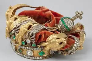 루브르박물관 “훼손된 왕관 복원할 것”