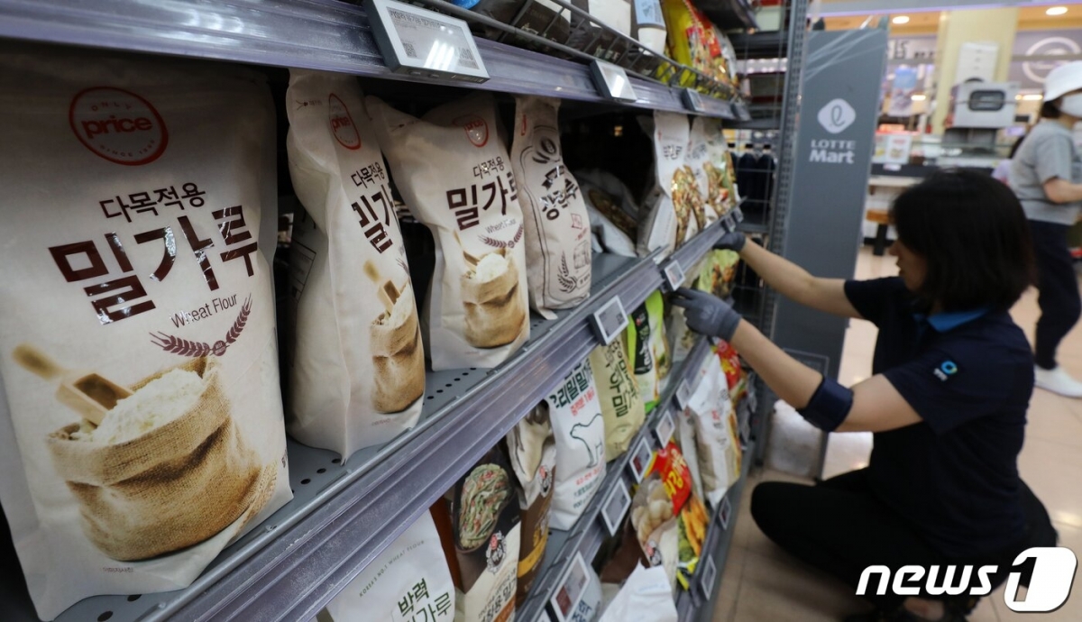 서울 시내 한 대형마트에서 마트 관계자가 진열된 밀가루를 정리고 있다.  2023.6.27/뉴스1
