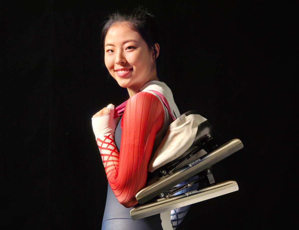 스피드스케이팅 국가대표 이나현이 스케이트를 맨 채 포즈를 취하고 있다. 2023~24시즌 국제빙상연맹(ISU) 월드컵 대회에서 여자 주니어 세계 신기록을 세우고, 2025 하얼빈 동계아시안게임에서 4개 종목을 모두 석권한 그의 올림픽 출전은 이번이 처음이다. 이나현은 오는 10일(한국시간) 여자 1000m 결선 경기를 시작으로 본격적인 올림픽 금메달 사냥에 나선다. 대한체육회 제공