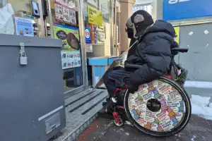 “평범하게 편의점 다니고파”…10㎝ 턱에 막힌 휠체어 장애인 일상