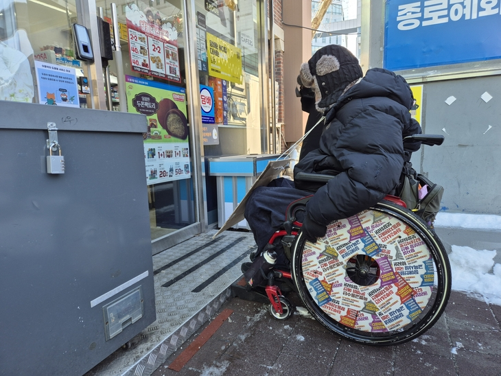 박경석 전국장애인차별철폐연대 상임공동대표가 지난 2일 서울 종로구의 한 편의점을 들어가려다 문턱 앞에서 발길을 돌렸다. 높이 약 10㎝의 턱을 넘기 위해 놓인 간이 경사로는 휠체어 바퀴 간격보다 폭이 좁아 사실상 기능을 하지 못했다. 반영윤 기자