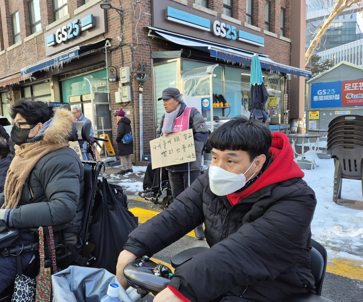전동스쿠터를 이용하는 뇌병변 장애인 이상용씨. 반영윤 기자