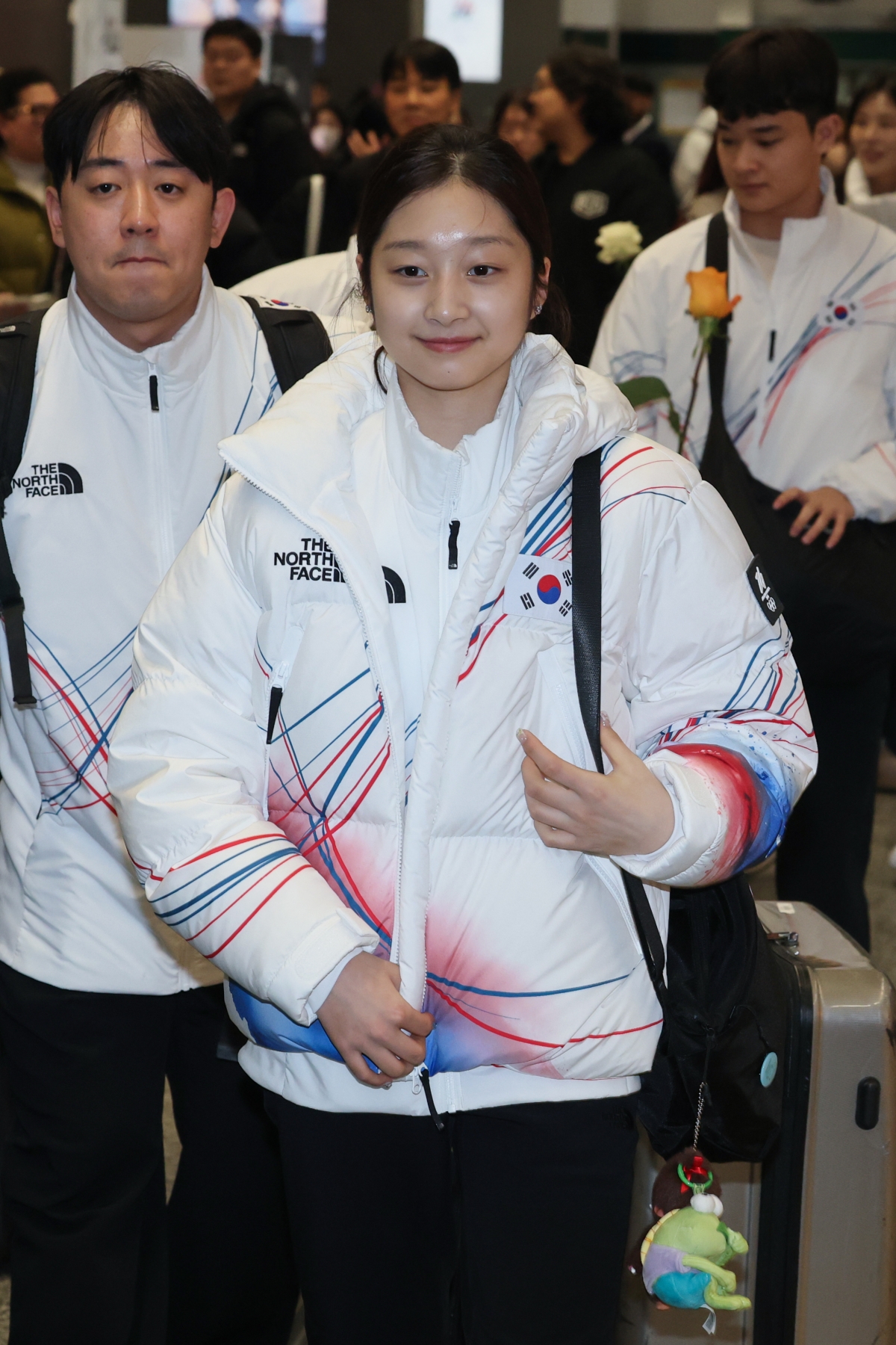 2026 밀라노·코르티나담페초 동계올림픽이 7일(한국시간) 오전 4시 이탈리아 밀라노 산시로 올림픽 스타디움에서 화려한 개회식을 시작으로 17일간 열전에 돌입한다. 사진은 개막 이전인 6일부터 열리는 피겨스케이팅 팀 이벤트에 나서기 위해 5일 이탈리아에 입국한  여자 싱글 신지아. 밀라노 연합뉴스