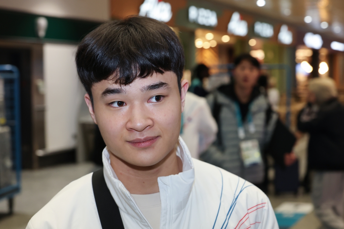 2026 밀라노·코르티나담페초 동계올림픽이 7일(한국시간) 오전 4시 이탈리아 밀라노 산시로 올림픽 스타디움에서 화려한 개회식을 시작으로 17일간 열전에 돌입한다. 사진은 개막 이전인 6일부터 열리는 피겨스케이팅 팀 이벤트에 나서기 위해 5일 이탈리아에 입국한  남자 싱글 김현겸. 밀라노 연합뉴스