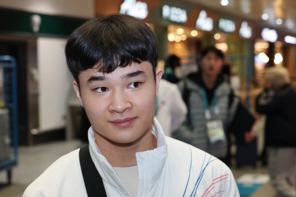 2026 밀라노·코르티나담페초 동계올림픽이 7일(한국시간) 오전 4시 이탈리아 밀라노 산시로 올림픽 스타디움에서 화려한 개회식을 시작으로 17일간 열전에 돌입한다. 사진은 개막 이전인 6일부터 열리는 피겨스케이팅 팀 이벤트에 나서기 위해 5일 이탈리아에 입국한  남자 싱글 김현겸. 밀라노 연합뉴스