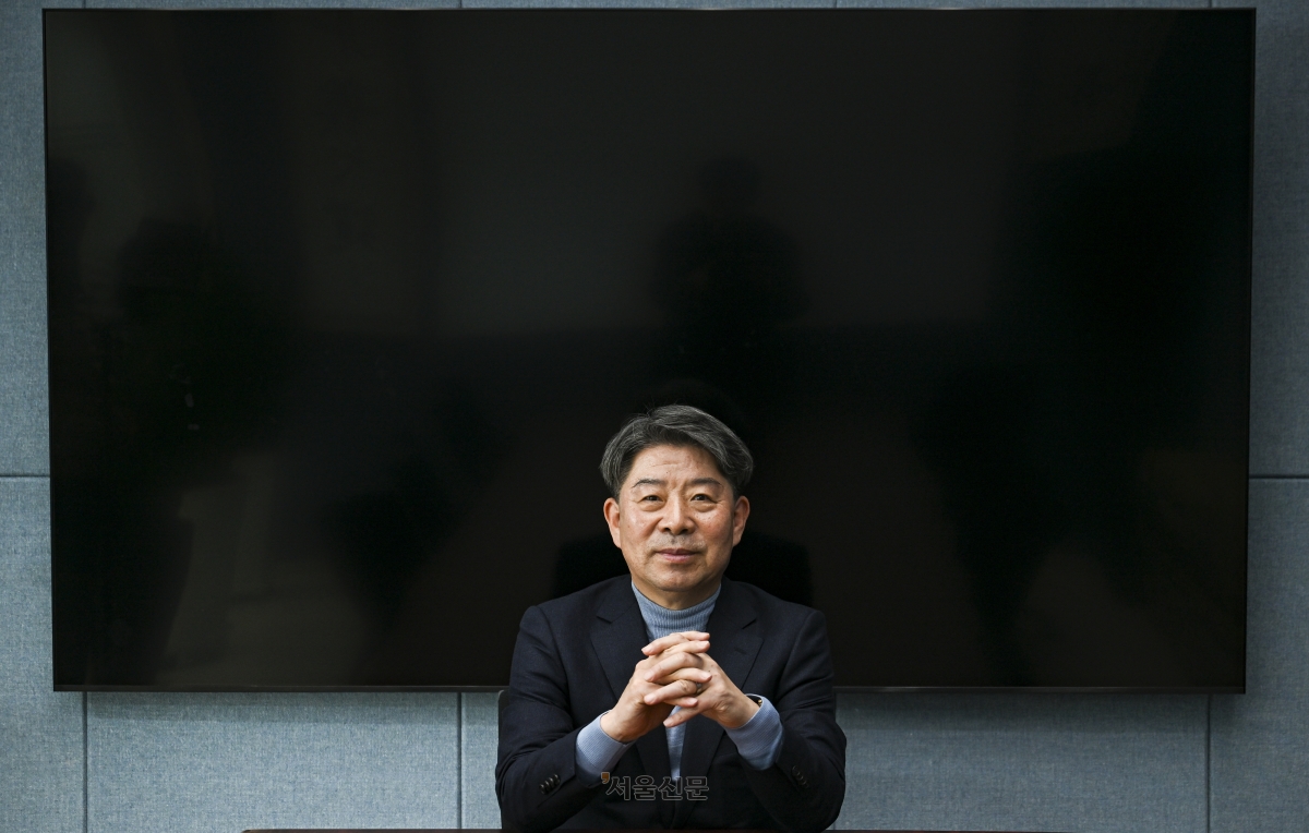 ‘삼성전자 TV 세계 1등의 주역’인 이승현 인팩코리아 대표가 지난 4일 서울 서초동 인팩코리아 본사에서 가진 서울신문과의 인터뷰에서 대형 TV를 배경으로 포즈를 취하고 있다. 이 대표는 “제조업 분야부터 활기를 띄어야 한다”며 “처벌 중심이 아닌 예방 중심으로 전환하는 등 규제 개선이 필요하다”고 강조했다. 이지훈 기자