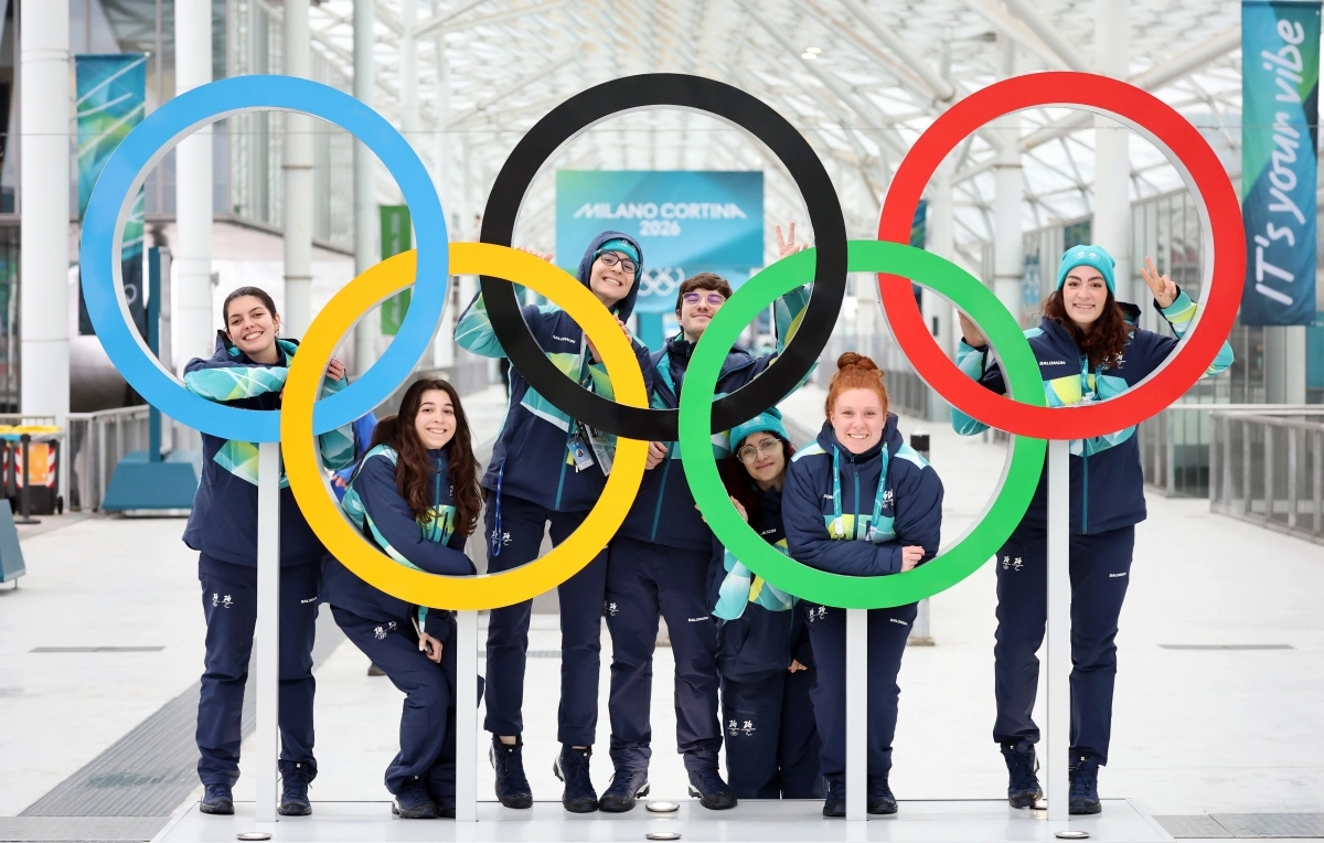 2026 밀라노·코르티나담페초 동계올림픽 자원봉사자들이 대회 개회를 이틀 앞둔 4일(현지시간) 이탈리아 밀라노 스피드스케이팅 스타디움 인근에 설치된 올림픽 오륜기 조형물 사이로 밝게 웃으며 기념촬영을 하고 있다. 개회식은 한국시간으로 7일 오전 4시에 시작한다. 밀라노 뉴스1