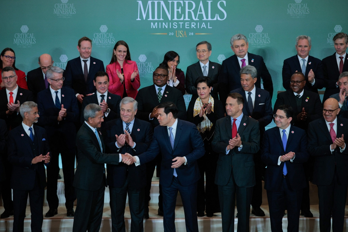 미국 워싱턴DC 국무부 청사에서 4일(현지시간) 열린 핵심광물 장관급 회의에서 마코 루비오(첫째 줄 오른쪽 두 번째) 미 국무장관이 조현(셋째 줄 오른쪽 두 번째) 외교부 장관 등 참석자들과 기념사진을 촬영한 뒤 악수하고 있다. 워싱턴DC AFP 연합뉴스