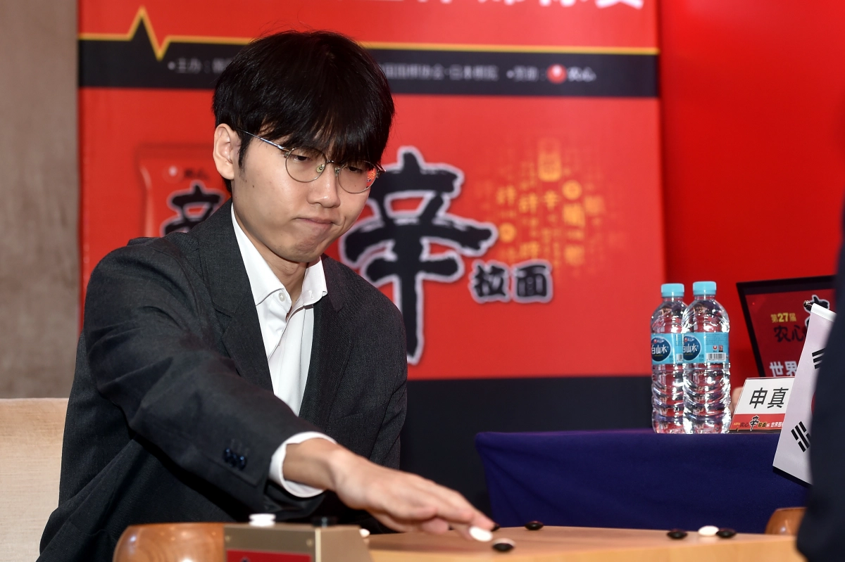 신진서 9단이 5일 중국 선전 힐튼 푸톈 호텔에서 열린 제27회 농심신라면배 세계바둑최강전 최종 라운드 13국에서 중국의 왕싱하오 9단과 승부를 펼치고 있다. 2026.2.5 한국기원 제공