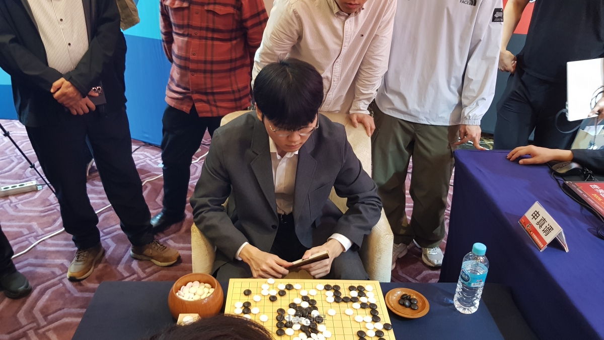 대국 후 복기하는 신진서 9단. 2026.2.5 선전 류재민 기자