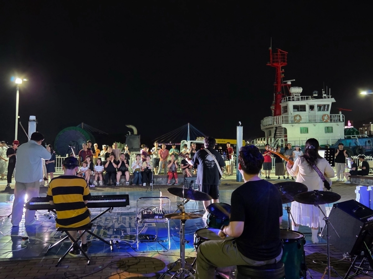 ‘여수밤바다 낭만버스킹’ 공연이 열리고 있는 여수 해양공원.