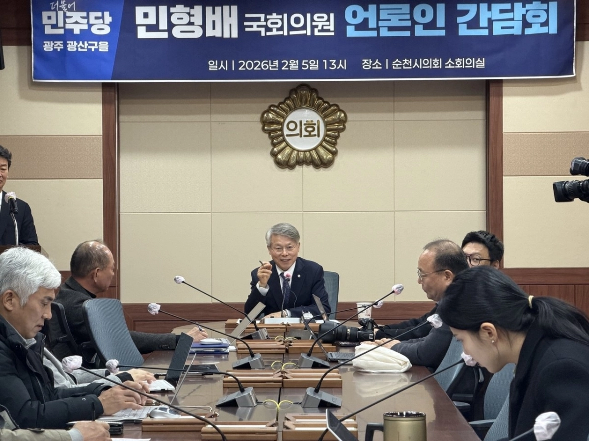 민형배 더불어민주당 국회의원(광주 광산을)이 5일 순천시의회에서 ‘경청투어 기자간담회’를 열고 있다. 민형배의원실 제공