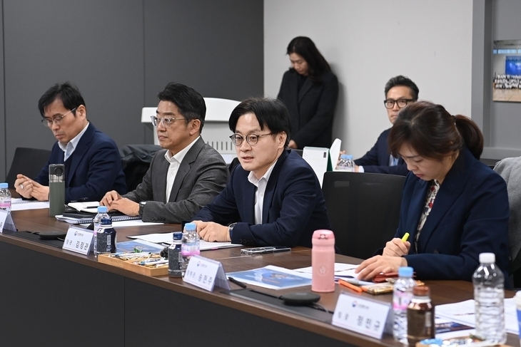김정관 산업통상부 장관이 5일 오전 대구 달성군 성림첨단산업 현풍공장에서 열린 희토류 관련 기업 간담회에서 발언을 하고 있다.  뉴스1