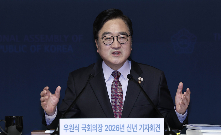 우원식 국회의장이 5일 오전 서울 여의도 국회 사랑재에서 열린 2026년 신년 기자회견에서 기자들 질문에 답하고 있다. 국회사진기자단