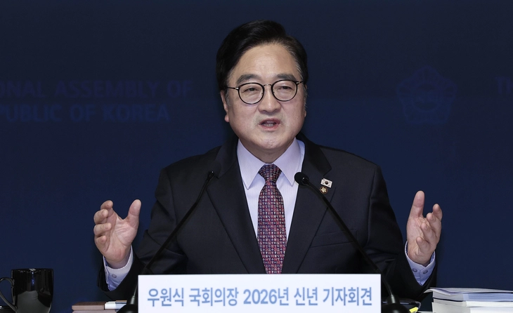 우원식 국회의장이 5일 오전 서울 여의도 국회 사랑재에서 열린 2026년 신년 기자회견에서 기자들 질문에 답하고 있다. 국회사진기자단