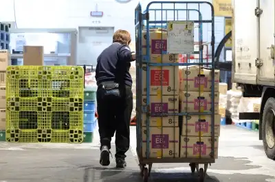 대형마트 새벽배송 허용 추진… 소상공인 “골목상권 말살” 반발