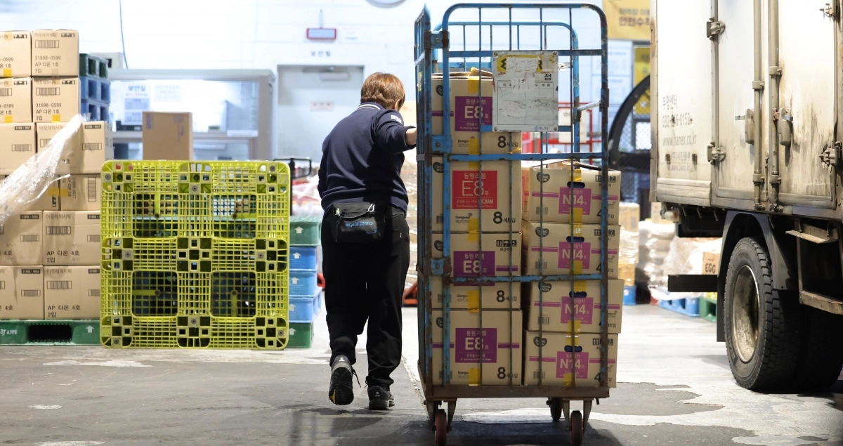 5일 서울 시내 한 대형마트 하역장에서 직원들이 업무를 보고 있다. 2026.02.05.  뉴시스
