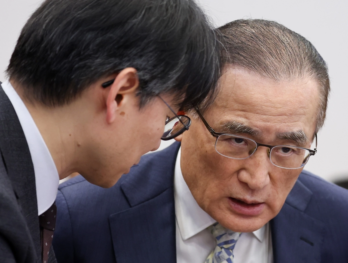 관계자와 대화하는 위성락 실장