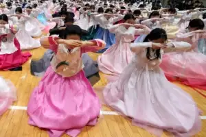 [포토] ‘절하는’ 여고생들… 합동 졸업·성인식