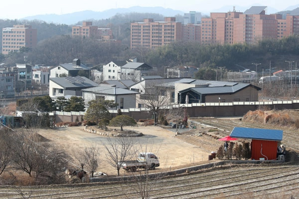 5일 오후 대구 달성군 유가읍 박근혜 전 대통령 사저 주변이 평소와 다름없이 조용한 모습이다.<br>전날 박 전 대통령의 대구 사저가 유튜브 채널 ‘가로세로연구소(가세연)’ 운영자 김세의 씨에 의해 가압류된 사실이 알려져 세간에 관심을 끌고 있다. 2026.2.5<br>뉴스1