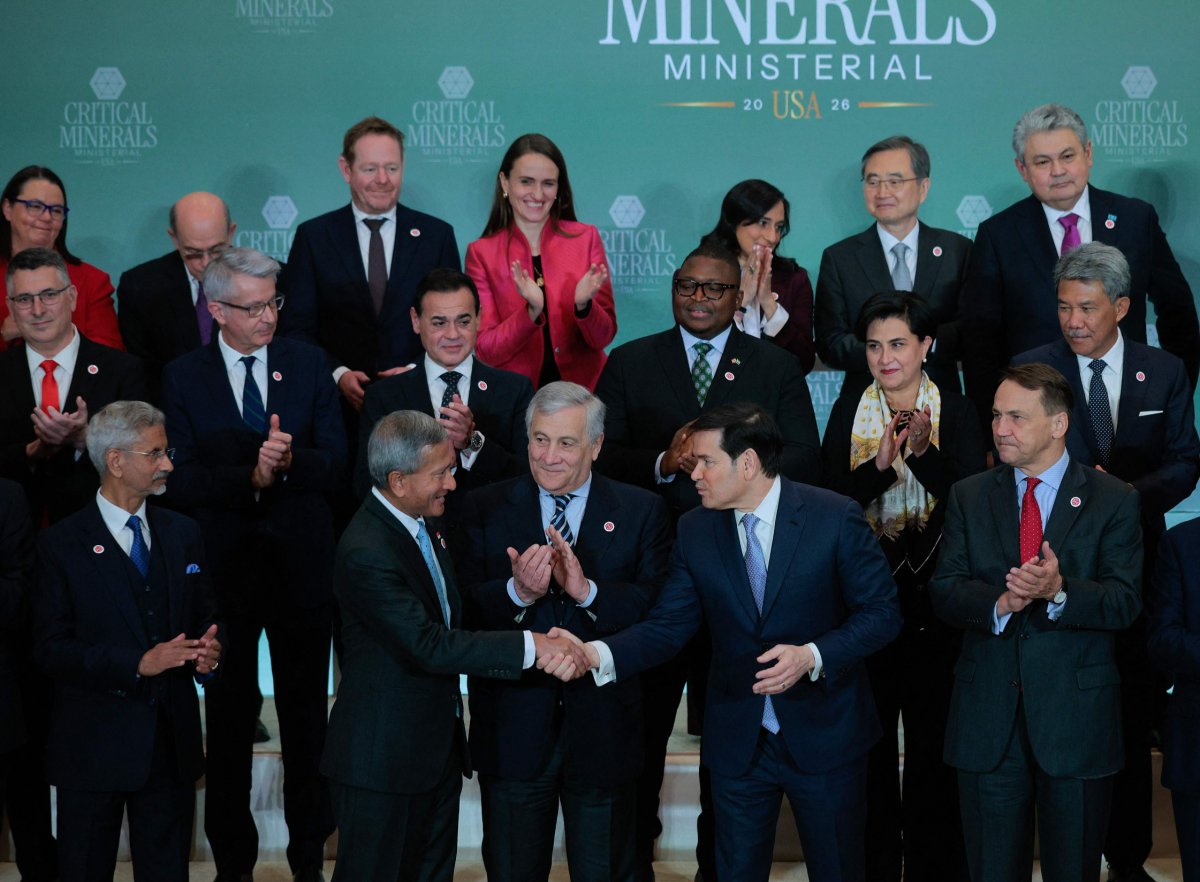 미국 워싱턴DC 국무부 청사에서 4일(현지시간) 열린 핵심광물 장관급 회의에서 마코 루비오(첫째 줄 오른쪽 두 번째) 미 국무장관이 조현(셋째 줄 오른쪽 두 번째) 외교부 장관 등 참석자들과 기념사진을 촬영한 뒤 악수하고 있다. 워싱턴DC AFP 연합뉴스