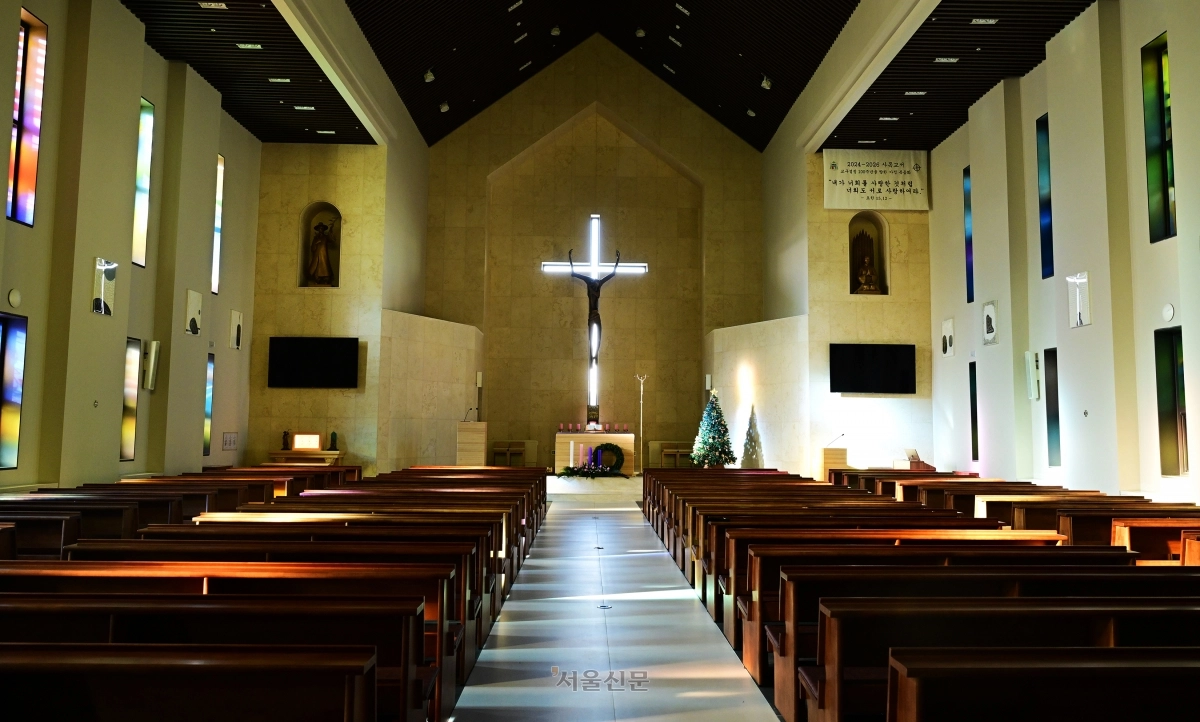 전북 전주시 권상연 성당의 내부 모습. 성수대에서 33m 건너 ‘빛의 십자가’가 걸려 있다.