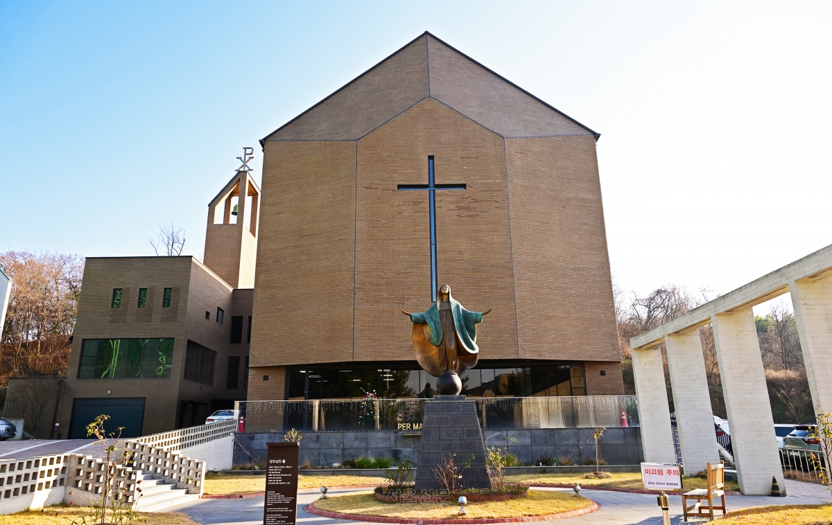‘바다의 별이신 성모상’ 작품 너머로 예배당 파사드가 보인다.