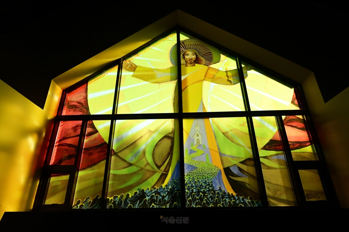 예배당 한쪽 벽면은 전체가 스테인드글라스 작품이다.