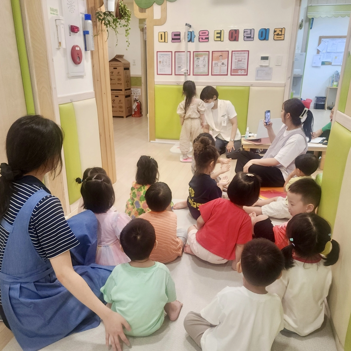 서울 동대문구 답십리동 미드카운티 어린이집에서 방문 간호사가 아이들의 몸 상태를 살피고 있다. 서울시 제공