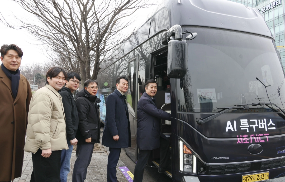 지난달 26일 전성수(맨 오른쪽) 서초구청장이 ‘서초 AICT 우수기업센터’ 입주기업 직원들과 함꼐 서초구 양재동에서 AI 특구버스에 탑승하고 있다. 서초구 제공
