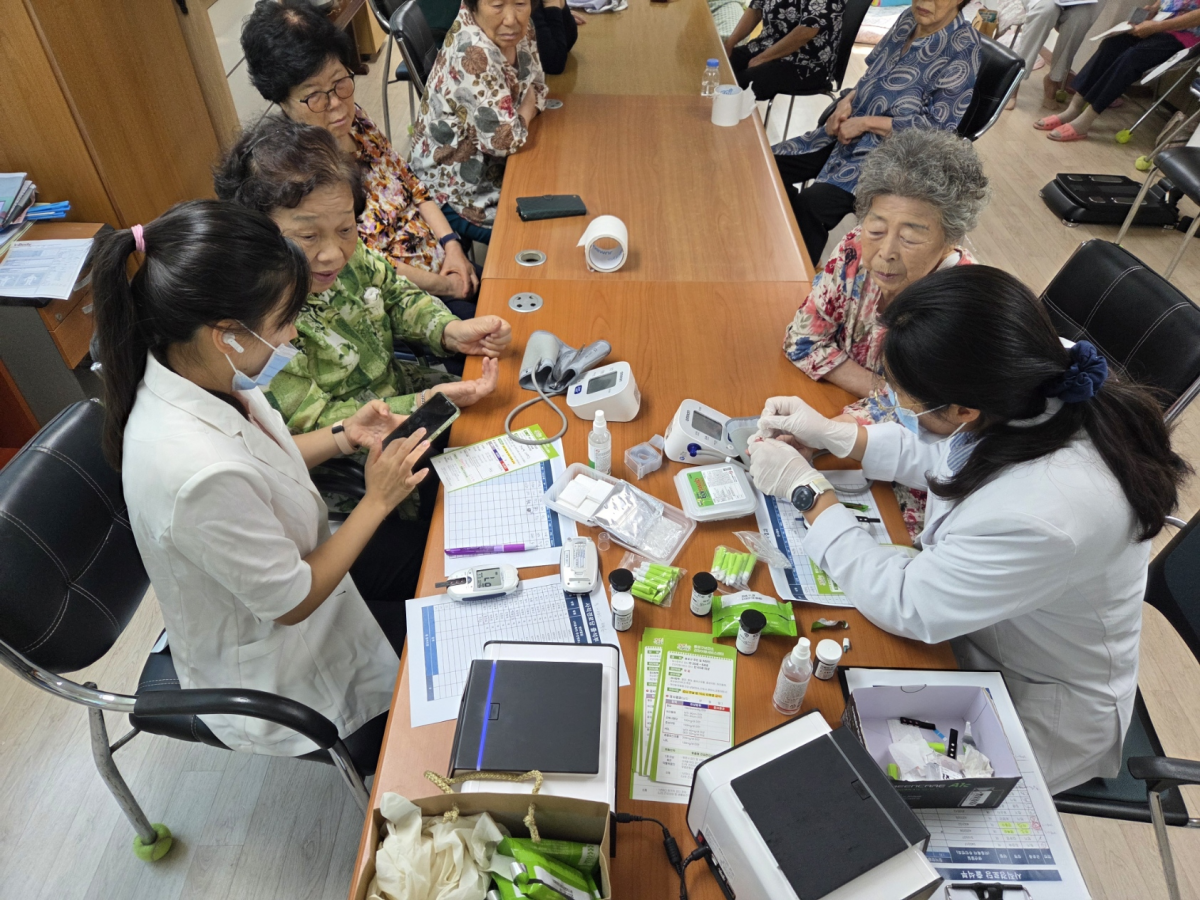 어르신들이 지난해 9월 종로보건소에서 혈압 검사를 받고 있다. 종로구 제공