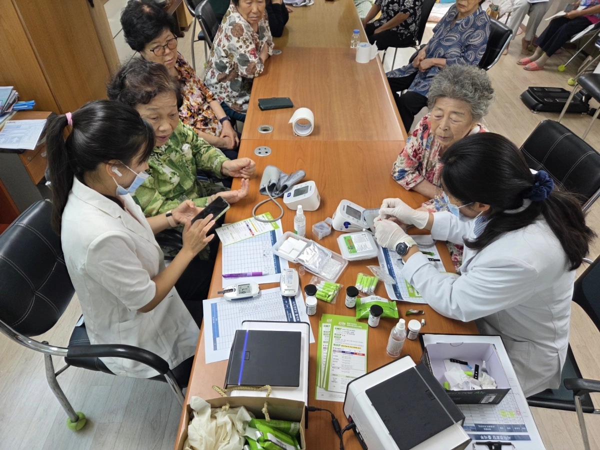 어르신들이 지난해 9월 종로보건소에서 혈압 검사를 받고 있다. 종로구 제공