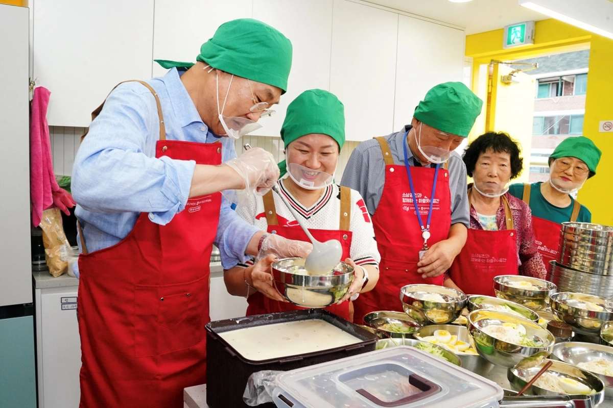 정문헌(맨 왼쪽) 서울 종로구청장이 2024년 8월 ‘건강밥상’을 찾아 ‘이웃 건강활동가’들과 함께 어르신을 위한 점심을 준비하고 있다. 종로구 제공