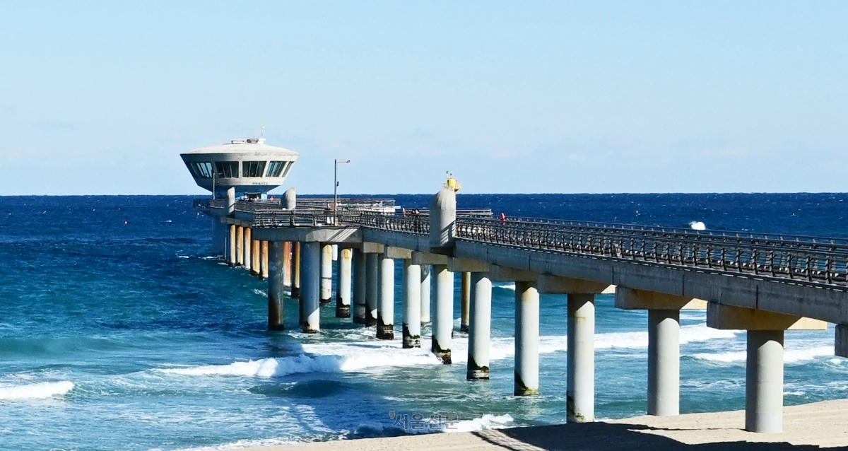 실제 바닷속을 엿볼 수 있는 해중전망대. 강풍 등 궂은 날씨엔 폐쇄된다.