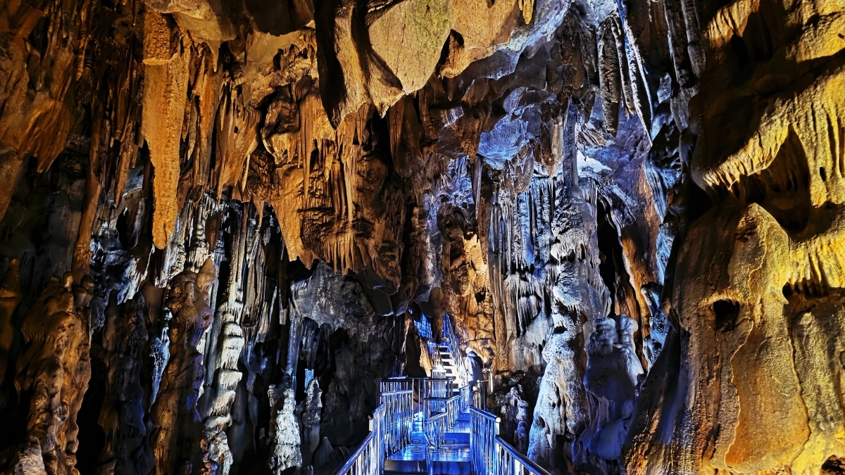 천연기념물인 성류굴.