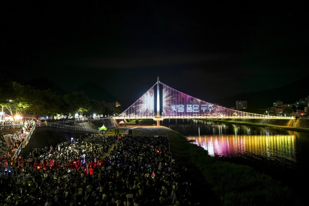 대한민국 최고의 청정 지역인 전북 무주가 태권도와 교통망 확충을 발판 삼아 ‘K관광 수도’를 꿈꾼다. 매년 9월 무주 반딧불축제에서 선보이는 ‘별빛다리’.  무주군 제공