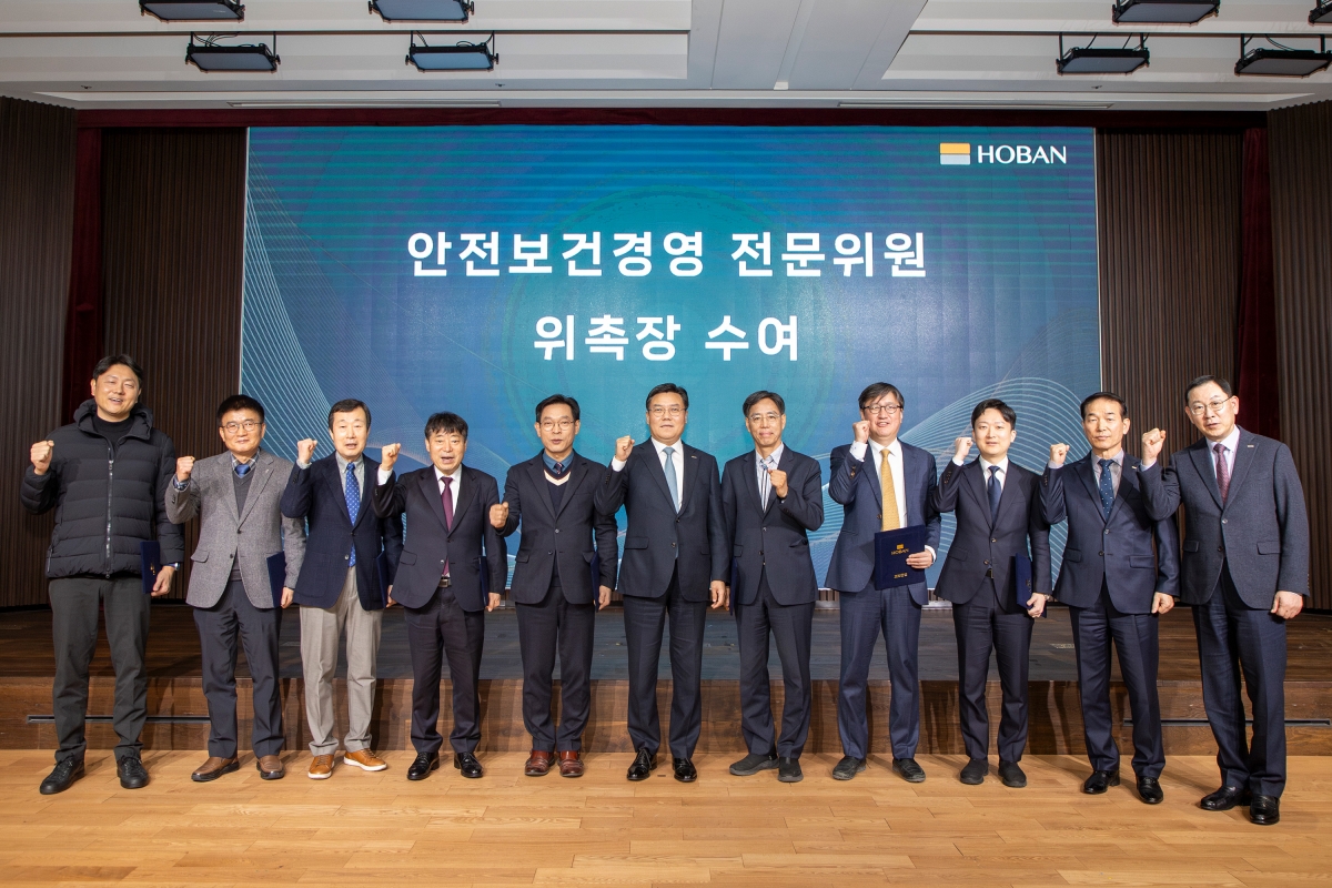 박철희(왼쪽 여섯 번째) 호반건설 총괄사장, 변부섭(오른쪽 두 번째) 호반건설 건설안전부문 대표, 김용일(오른쪽 첫 번째) 호반산업 대표와 전문위원단이 지난 4일 서울 서초구 본사에서 열린 ‘안전보건경영 전문위원단 발대식’에서 위촉장을 수여한 뒤 기념촬영을 하고 있다. 호반그룹 제공