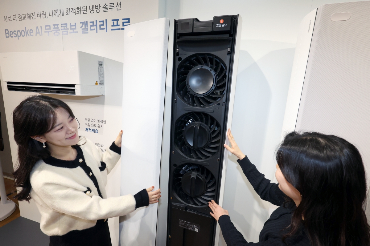 5일 오전 서울 서초구 삼성전자 연구개발(R＆D) 캠퍼스에서 열린 2026년형 에어컨 신제품 미디어 브리핑에서 직원들이 ‘비스포크 AI 무풍콤보 갤러리 프로’를 소개하고 있다. 뉴시스