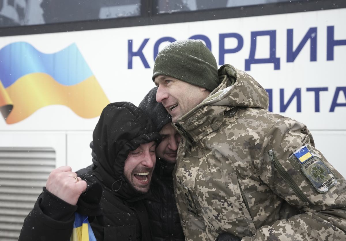 5일(현지시간) 우크라이나 모처에서 풀려난 우크라이나 전쟁 포로들이 기뻐하고 있다. 앞서 전날 아랍에미리트 아부다비에서 열린 미·러·우크라 3자협상에 러시아와 우크라이나는 각각 157명씩 총 314명의 전쟁 포로를 교환하는 데 합의했다. 2026.2.5 EPA 연합뉴스