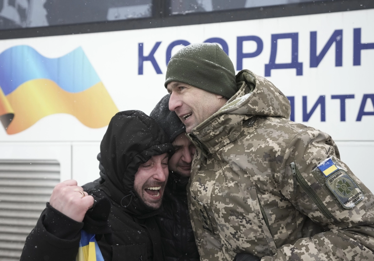 5일(현지시간) 우크라이나 모처에서 풀려난 우크라이나 전쟁 포로들이 기뻐하고 있다. 앞서 전날 아랍에미리트 아부다비에서 열린 미·러·우크라 3자협상에 러시아와 우크라이나는 각각 157명씩 총 314명의 전쟁 포로를 교환하는 데 합의했다. 2026.2.5 EPA 연합뉴스