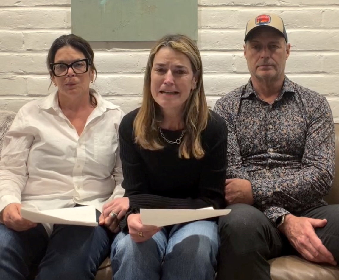 1일(현지시간) 미국 NBC 방송의 간판 아침 뉴스쇼 ‘투데이’(TODAY) 공동 진행자 서배나 거쓰리(53·가운데)의 80대 모친이 애리조나주 투손 지역 자택에서 납치돼 수색 작업이 벌어진 가운데, 3일 납치범으로부터 몸값 요구 쪽지가 최소 3곳의 언론사로 날아오자 4일 거쓰리가 다른 형제와 함께 눈물로 호소하는 영상을 인스타그램에 올렸다. 2026.2.4 거쓰리 인스타그램