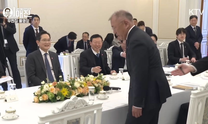 이재명 대통령과 10대 그룹 총수의 간담회에서 정의선 현대차 회장이 이 대통령 자리에 잘못 앉을 뻔해 좌중의 웃음을 자아냈다. KTV 유튜브 캡처