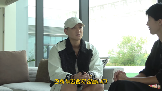 그룹 엑소 출신으로 현재 사업가로 활동 중인 타오가 생리대 사업을 시작해 3개월만에 매출액이 300억원을 넘겼다고 했다. 홍진경 유튜브 캡처