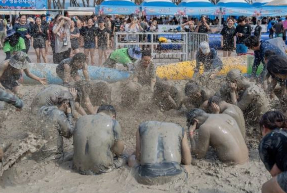 보령머드축제 참가자들이 머드 체험 행사에 참여하고 있다. 서울신문DB