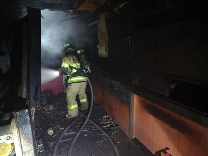 경남 양산 한 모텔 건물 1층 노래방에서 지난 5일 오후 10시 9분쯤 불이나 소방관이 불을 끄고 있다. 경남소방본부 제공